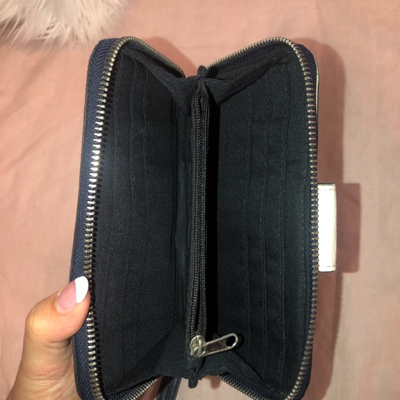 Guess wristlet - Picture 3 of 3